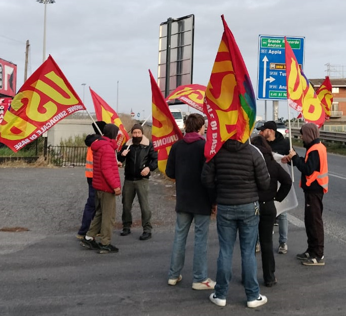 Raccordo bloccato, Lavoratori UPS protestano contro l’azienda